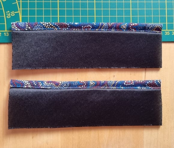 Deux bandes de tissu sur table de couture