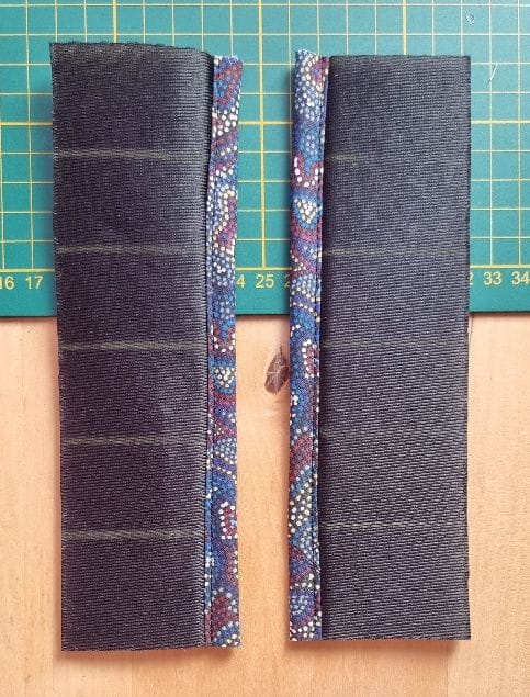 Bandes de tissu posées sur tapis de coupe