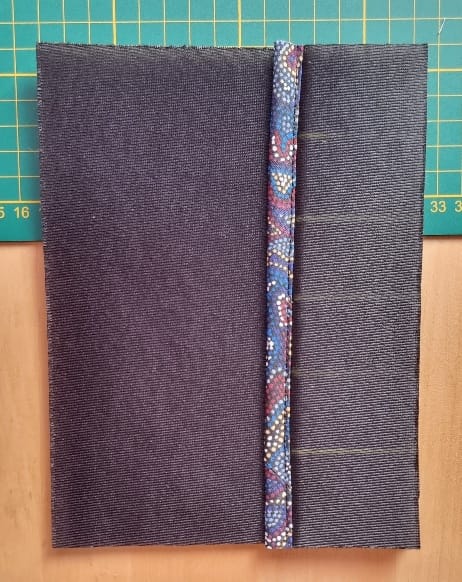 Pièces de denim avec bande décorative centrale