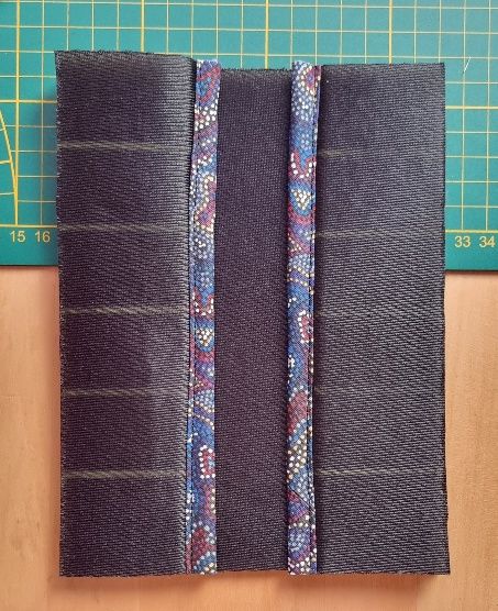Couverture textile avec bandes décoratives verticales