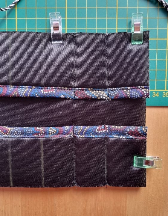 Pochette en jean avec biais fleuri