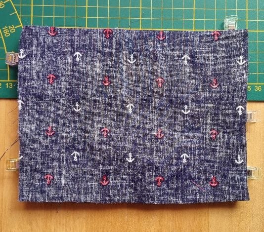 Tissu bleu à ancres fixé sur planche