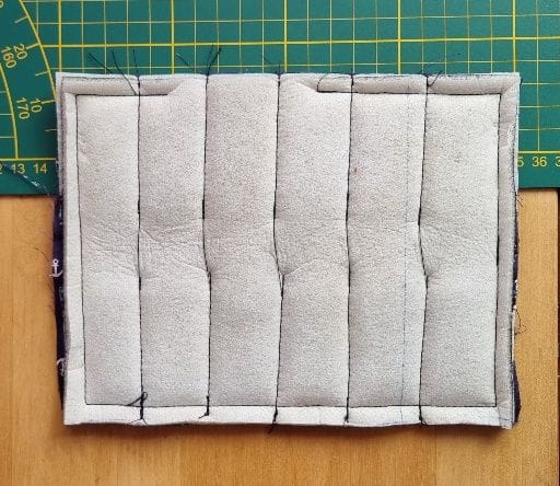 Échantillon matelassé gris à coutures verticales