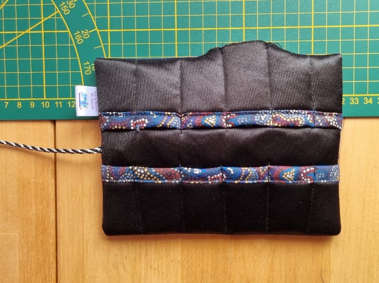 Pochette matelassée noire faite main