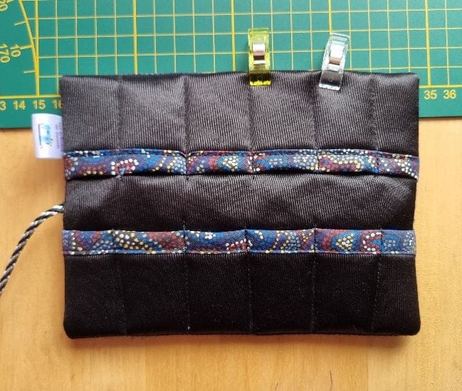 Pochette artisanale en tissu avec rangements élastiques