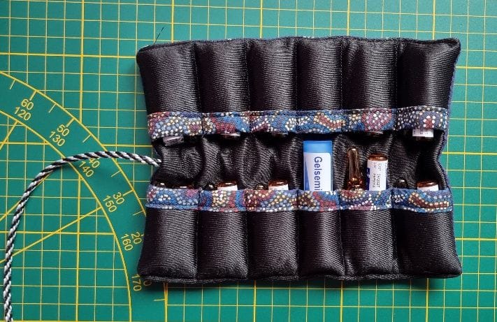 Trousse roulante noire avec huiles essentielles