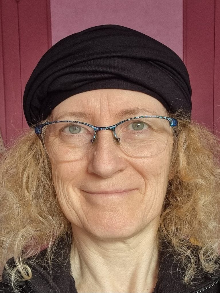 Portrait rapproché d’une femme avec lunettes et foulard