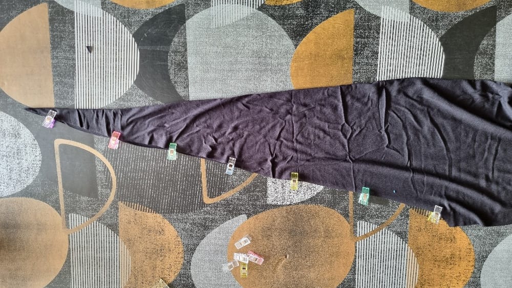 Tissu triangulaire noir fixé avec pinces colorées