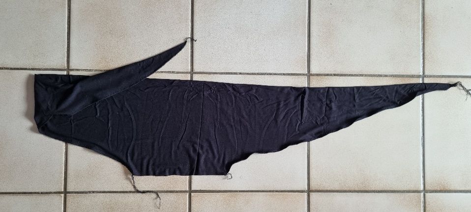 Morceau de tissu sombre posé sur carrelage
