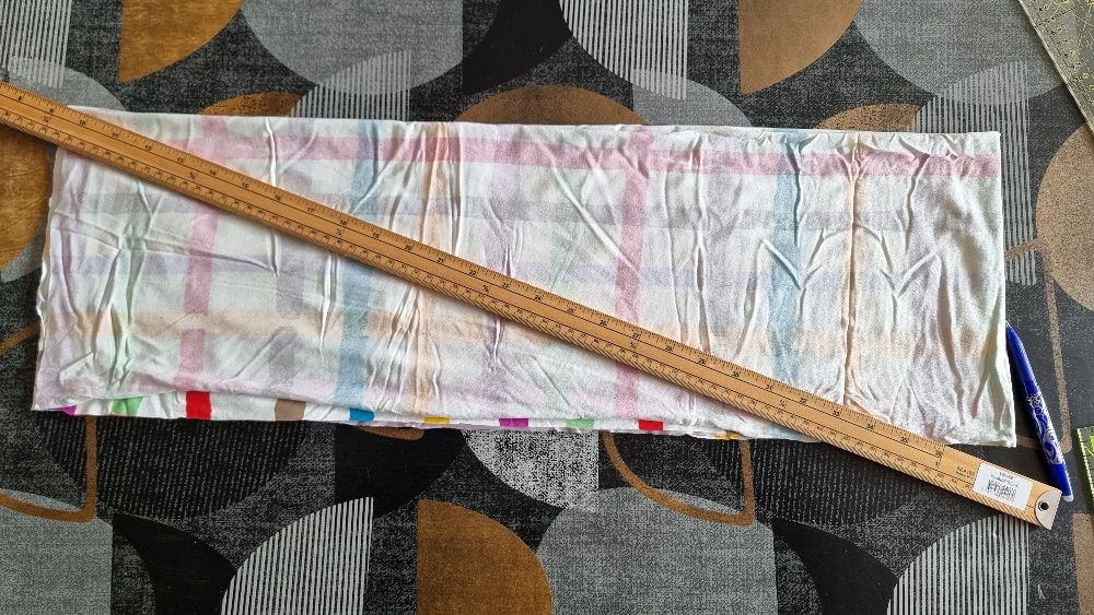 Tissu plié avec règle en bois diagonale