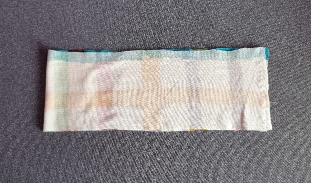 Serviette hygiénique usagée sur fond gris