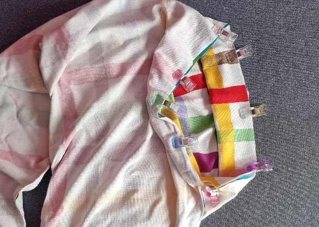 Tissu clair avec bandes colorées et pinces couture