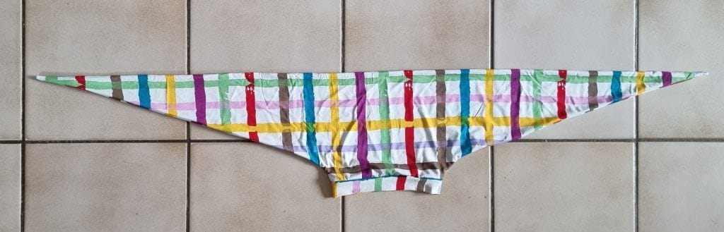 String multicolore à rayures posé au sol
