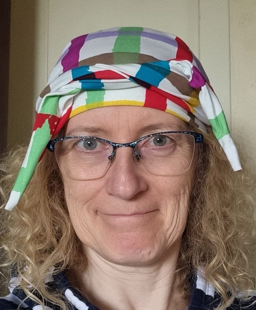 Femme portant foulard coloré et lunettes