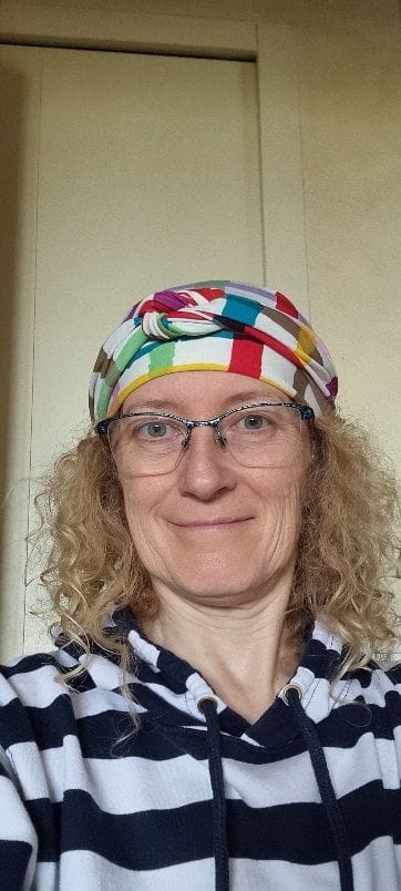Femme souriante avec foulard coloré et lunettes