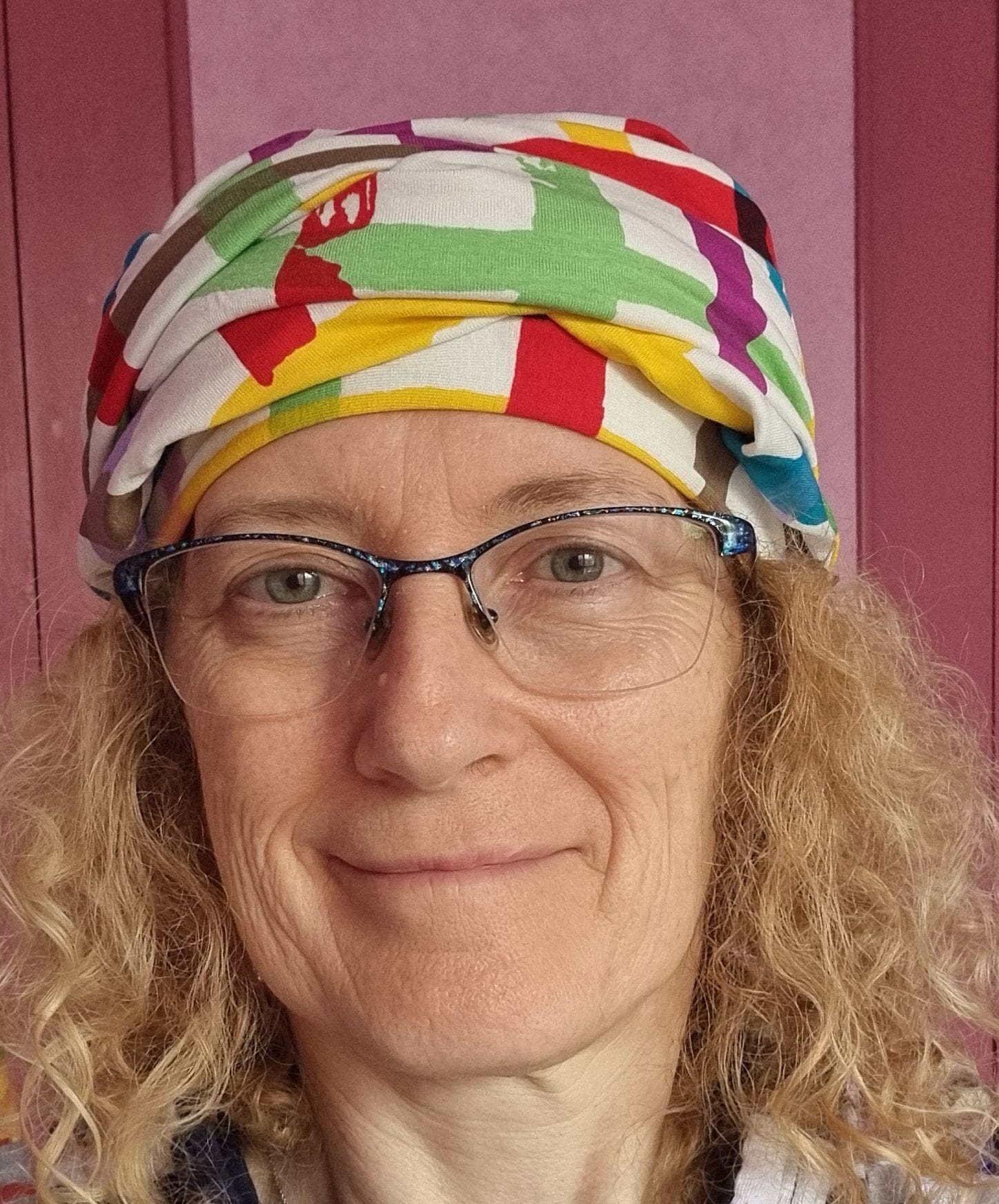 Portrait femme lunettes et foulard coloré