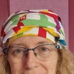 Femme souriante avec foulard coloré et lunettes