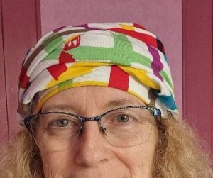 Femme souriante avec foulard coloré et lunettes